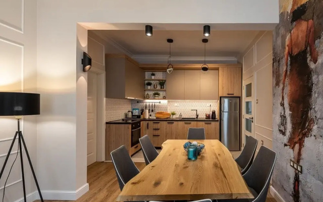 3 BDR Top Center Artistic Apartment - 115 m2