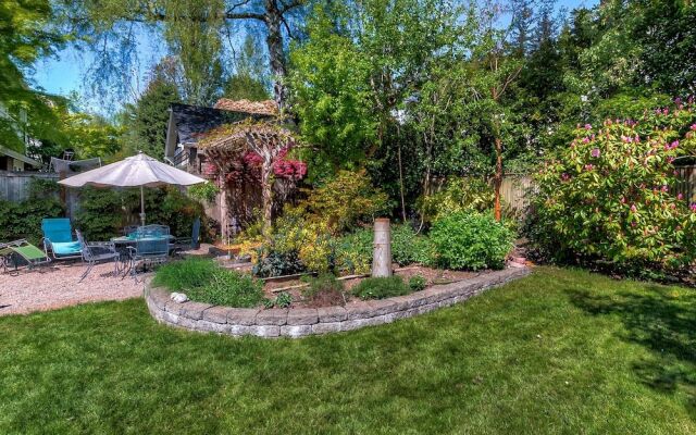 Lovely Laurelhurst - Music Room & Sunny Yard 3 Bedroom Home