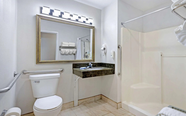 Quality Inn & Suites Fort Madison near Hwy 61