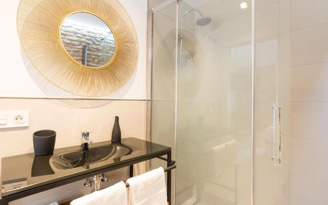 TE2A-El Teatro Brick Wall Suite Prime Location