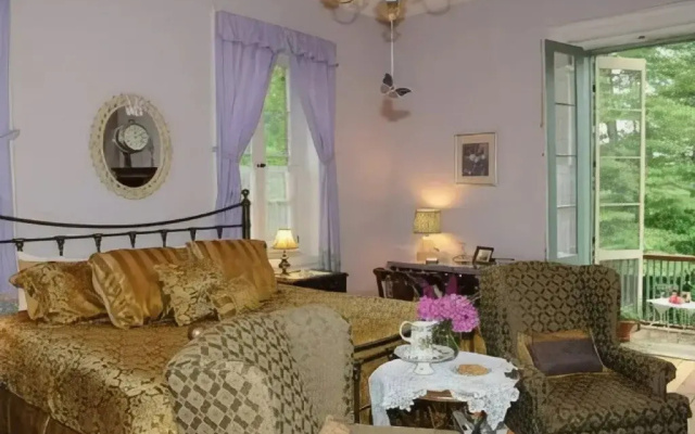 1847 Blake House Inn Bed & Breakfast