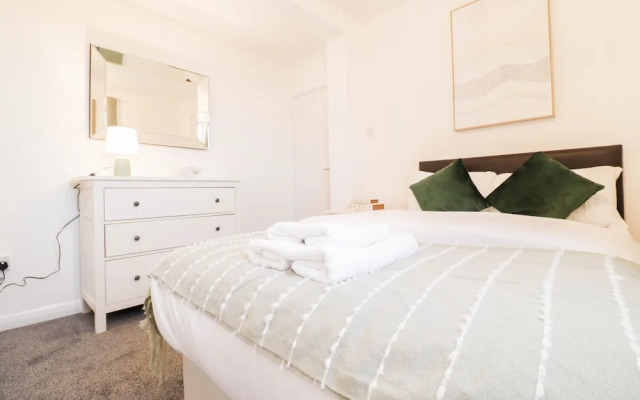 Lovely 3 Bedroom Maisonette