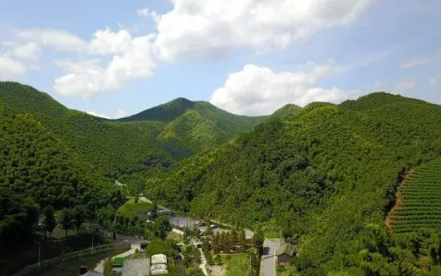 Amber Cloudia Villa Resort