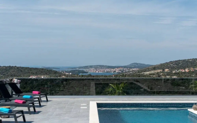 Luminous Infinity Villa With Pool and Gym