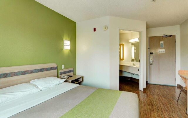 Super 8 by Wyndham Aurora East