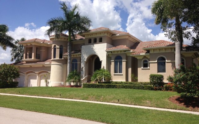 Beautiful Huge Marco Island Fl Waterfront Home- Great for Large Families