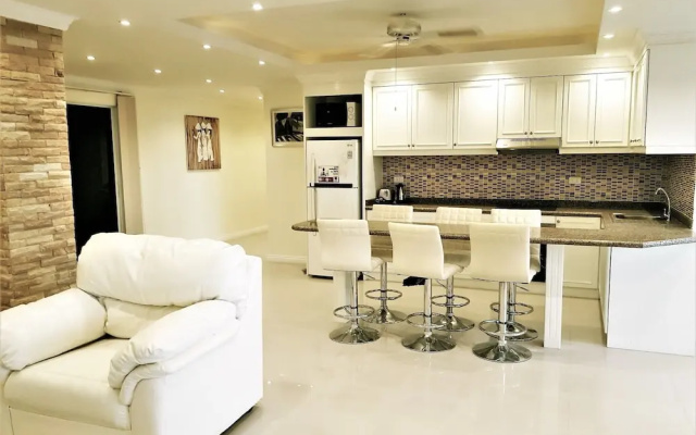 Large, Stylish 2 bed Apartment With Pool Table in Pattaya