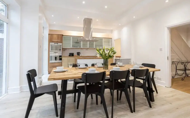 Spacious House With Parking Near Heaton Park
