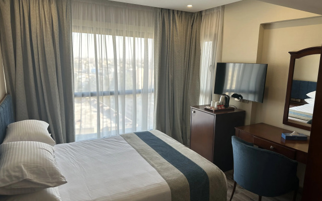 Delta Pyramids Hotel