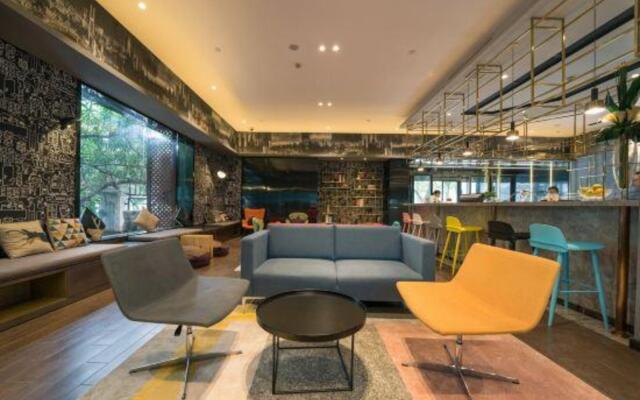 Wanhe Zhizhen Hotel (Shanghai Sun Moonlight Dapuqiao Subway Station)