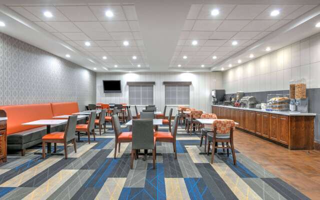 La Quinta Inn & Suites by Wyndham Fort Worth NE Mall