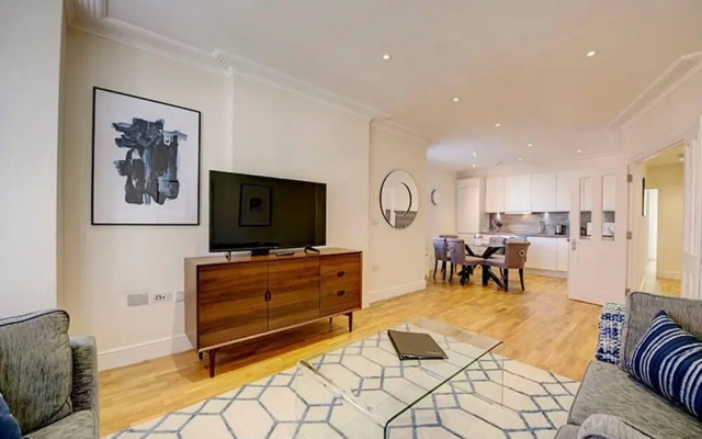 Bright Three Bedroom Apartment in Hammersmith, London
