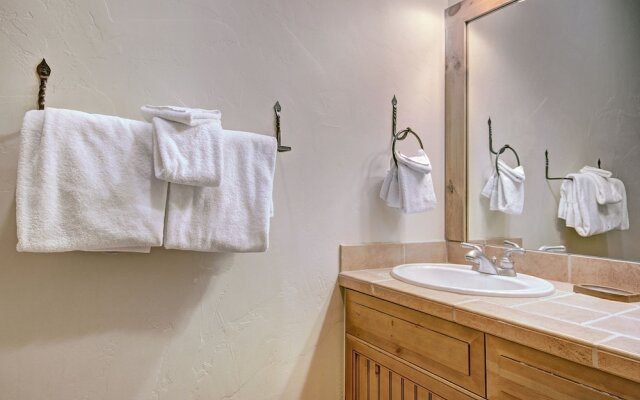 Bright + Scenic 2br - 7ppl Steps To Ski Lifts + Main Street 2 Bedroom Condo by RedAwning