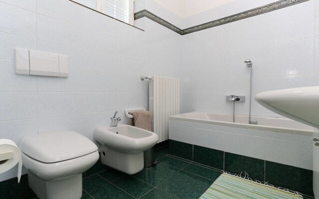 Contemporary Lakeside Villa Enjoying Direct Lake Access, Wifi, BBQ, Near Restaurant and Shop