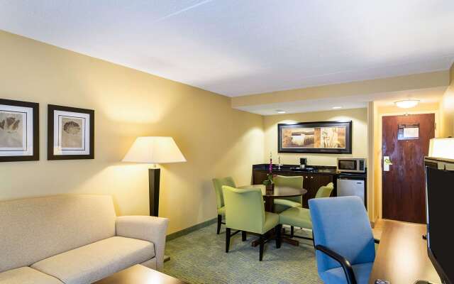 Comfort Inn & Suites Newark - Wilmington