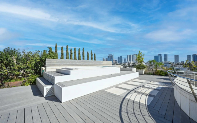 The Lounge Pool By HolyGuest