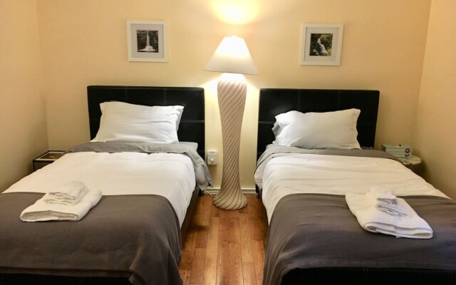 Beautiful Lakeside House Near Camelback