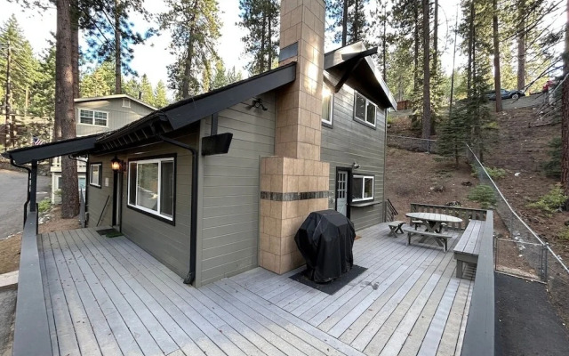 Foothill Folly 4 Bedroom Home by RedAwning