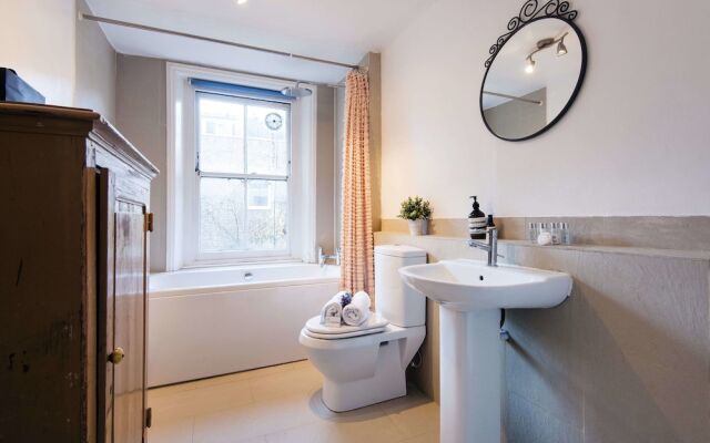 Bright Marloes Road Abode - CNRO