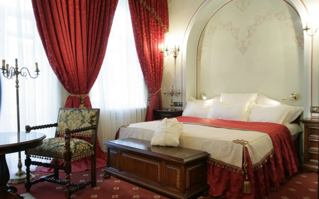 Opera Hotel