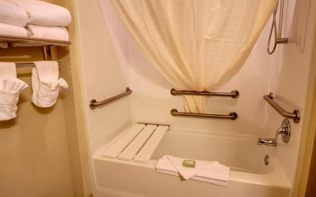 Cobblestone Hotel & Suites – Broken Bow