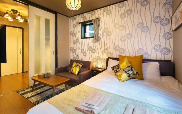 Calm Asakusa Kaminarimon Gate