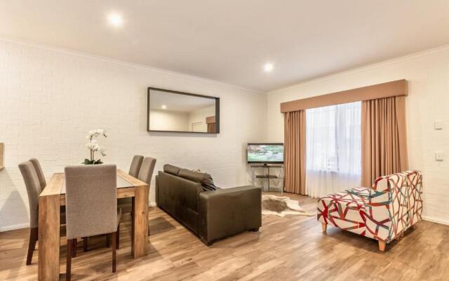 Blazing Stump Motel & Suites