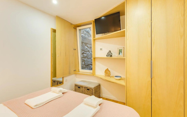 Riverside 2 Bedroom Apartment by DA'HOME