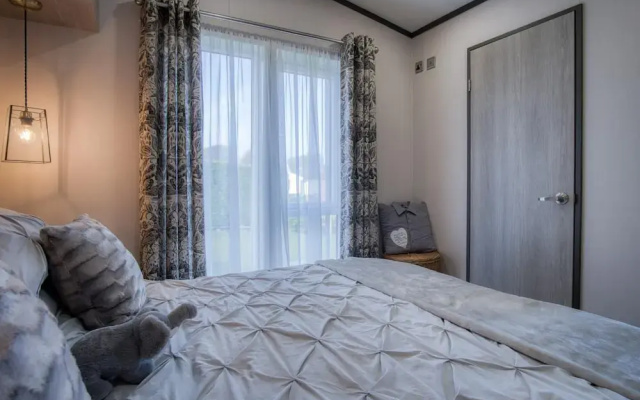 Bumblebee - 2 Bedroom Lodge - Manorbier