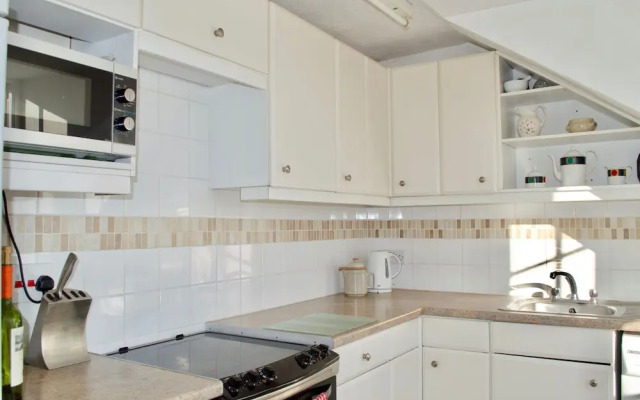 Traditional 3 Bedroom Apartment in Edinburgh's New Town