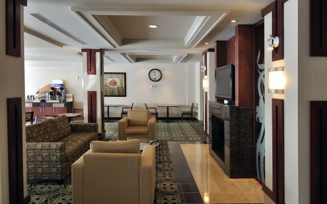 Holiday Inn Express Hotel & Suites Ottawa Airport by IHG