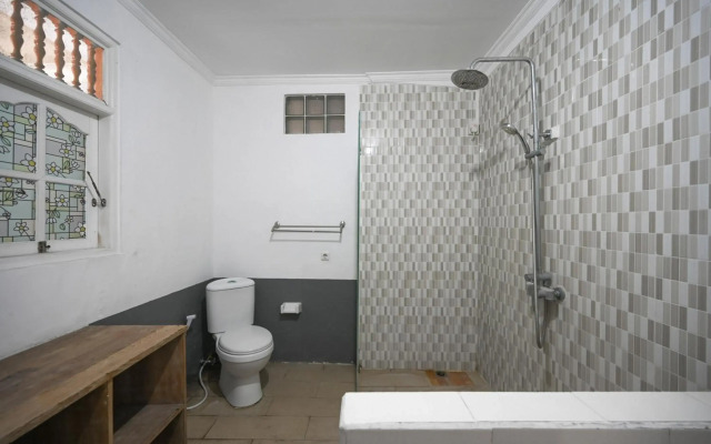 OYO 4003 Ceria Guesthouse SeminyakNearSeminyak Beach