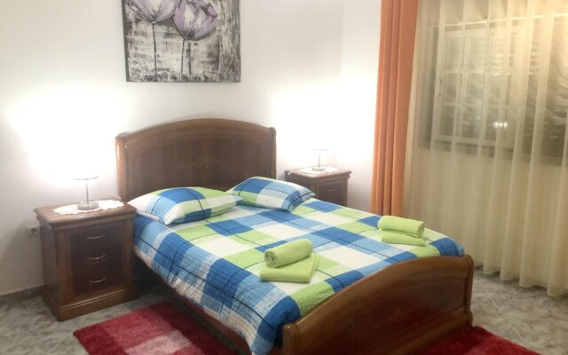 House with 4 Bedrooms in Cortiçada, with Wonderful Mountain View, Enclosed Garden And Wifi - 88 Km From the Slopes