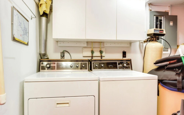 Deck & Boat Dock: Lakefront Getaway in Camdenton