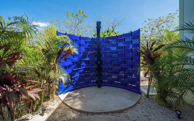 New Oasis in Gated Community With Pool Breakfast