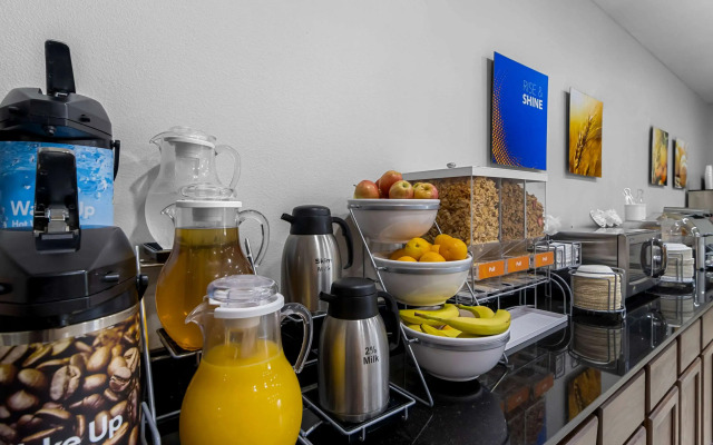 Comfort Inn & Suites near Tinley Park Amphitheater