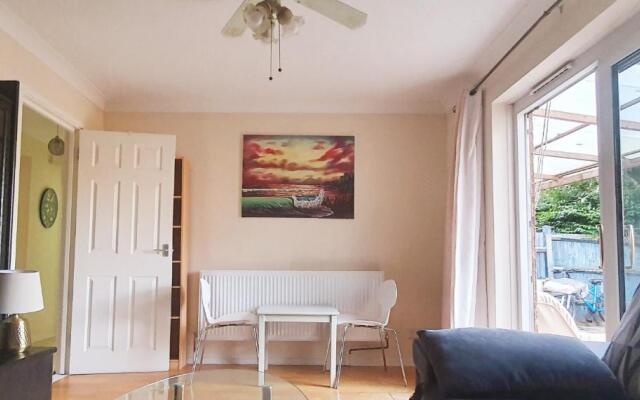 Remarkable 1-bed Flat in Slough, Near Farnham Road