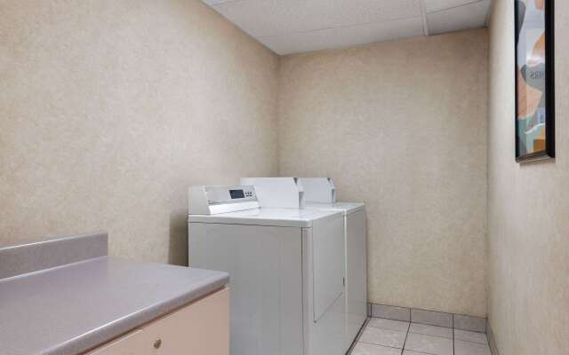 Days Inn & Suites by Wyndham Kansas City South