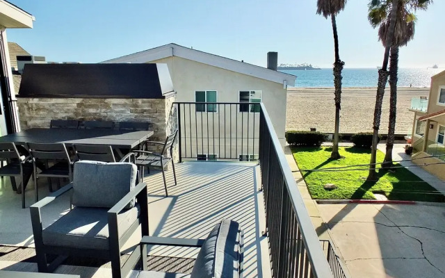 Beach Paradise Stunning 3-story in Long Beach!