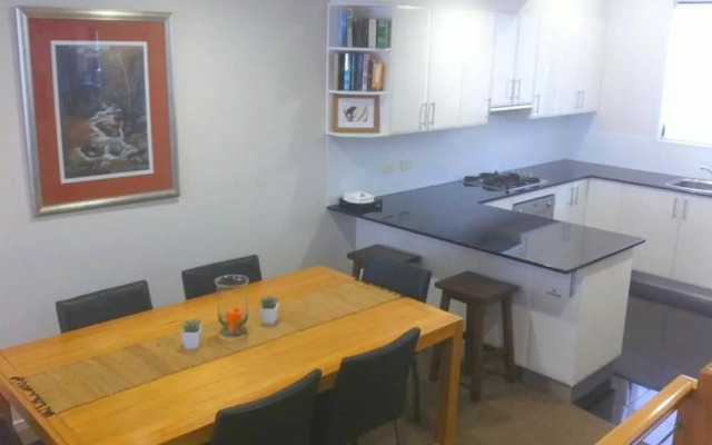 Luxury Woodridge 2-Bedroom Apartment