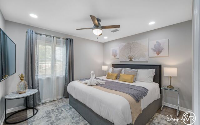 Chic 8BR with Heated Pool & Waterview