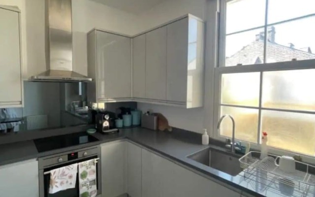 Stylish & Bright 3BD Flat With Balcony - Fulham