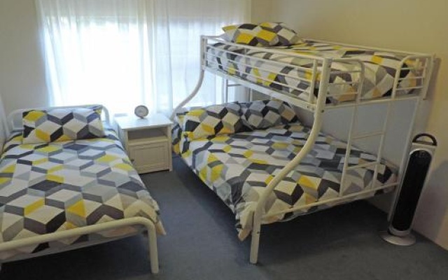 3 'Adriana' 83 Ronald Avenue - Unit With A Backyard – Guest Rooms – Shoal Bay