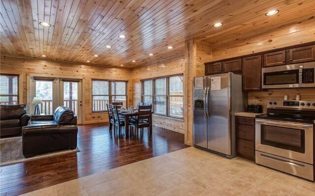 Majestic Manor - Three Bedroom Cabin