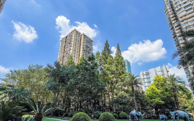 Tyms Premium 3BR 2BA Apt Walk to Metro