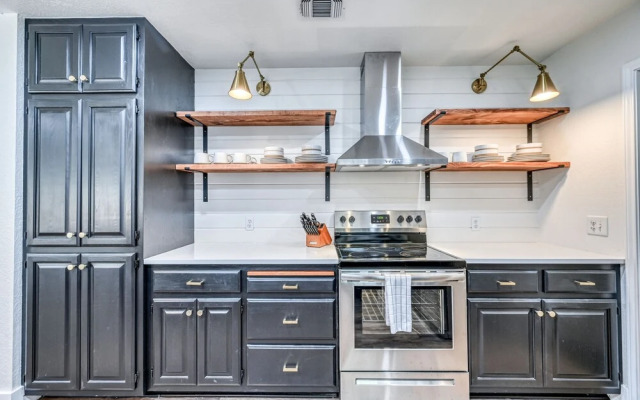 Modern Luxurious Home Near Main W/hot Tub-firepit!