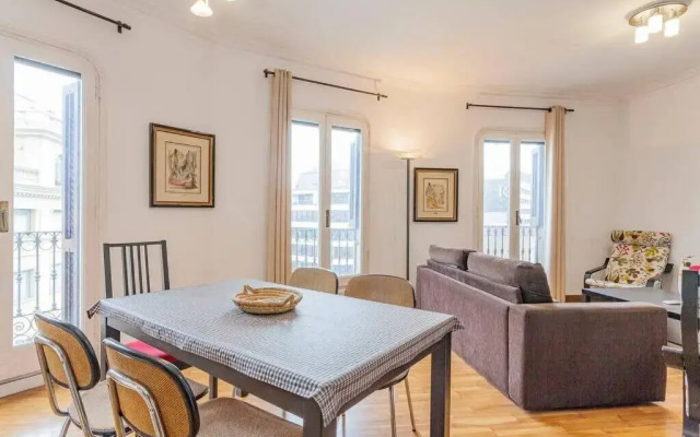 Big apartment for 9 in the heart of Eixample