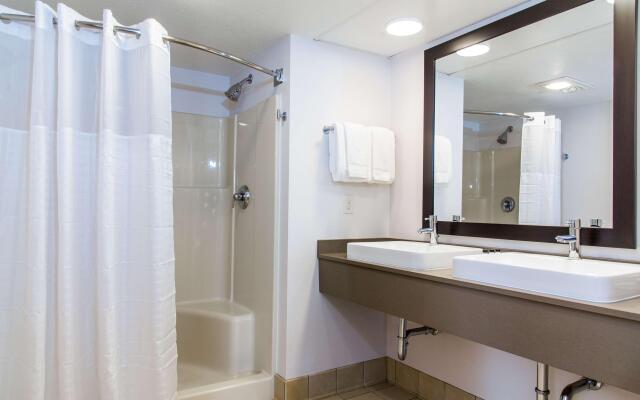 Country Inn & Suites by Radisson, Milwaukee West (Brookfield), WI