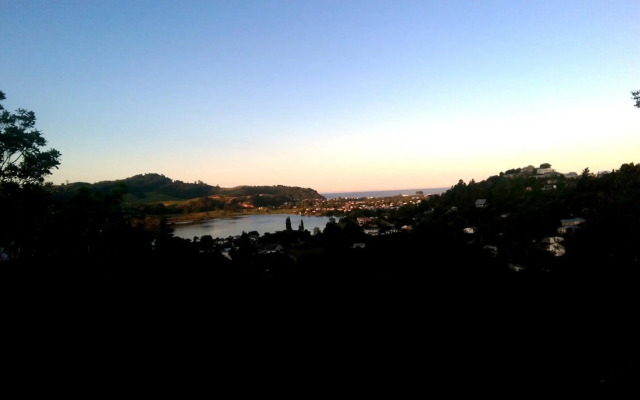 Treetop Oasis - Tairua Executive Holiday Home