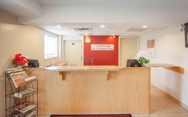 Econo Lodge Inn & Suites